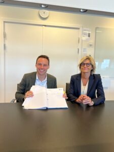 CEO Merete Holst med Hvidovres borgmester Underskriver kontrakt for Restaurant GAARDEN
